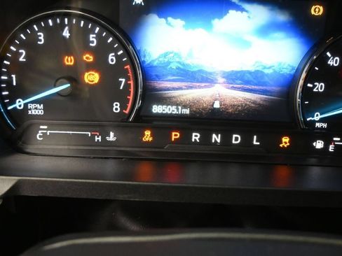 Used 2021 Ford Explorer XLT RWD image 2