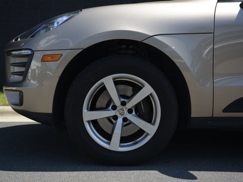 Certified 2018 Porsche Macan AWD/4WD image 42