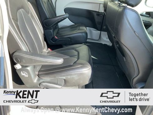 Used 2023 Chrysler Pacifica Touring-L image 12