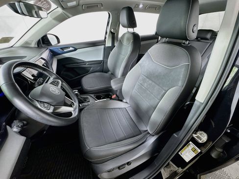 Used 2023 Volkswagen Taos SE w/ Panoramic Sunroof Package FWD image 15