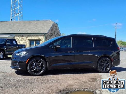 Used 2026 Chrysler Pacifica Limited w/ Uconnect Theater Family Group FWD image 19