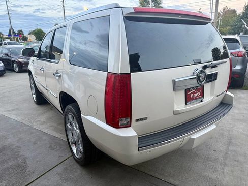 Used 2010 Cadillac Escalade Premium image 5