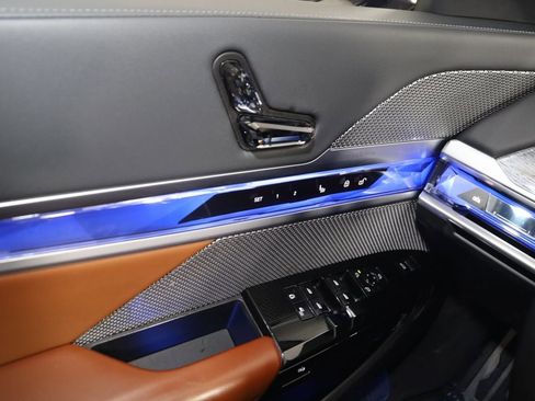 Used 2023 BMW 760i xDrive image 39