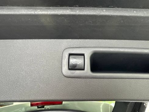 Used 2025 Toyota Highlander XLE AWD/4WD image 13