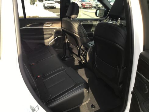 New 2026 Jeep Grand Cherokee Limited image 9