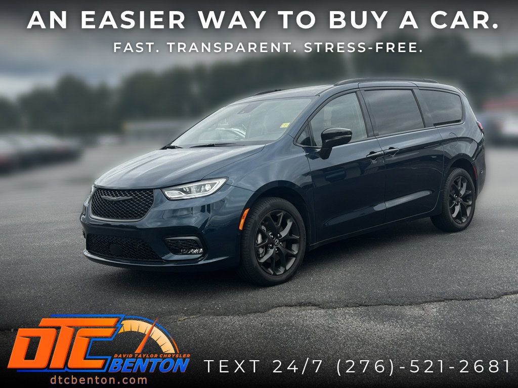 Used 2025 Chrysler Pacifica Limited AWD/4WD image 3