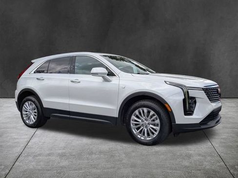 Used 2024 Cadillac XT4 Luxury w/ Cold Weather Package FWD image 2