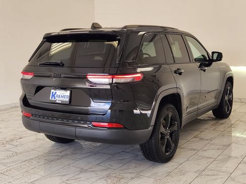 Used 2023 Jeep Grand Cherokee Altitude AWD/4WD image 5