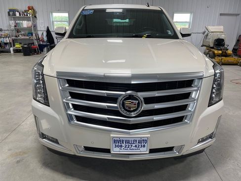 Used 2015 Cadillac Escalade Luxury AWD/4WD image 2