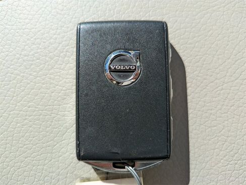 Certified 2022 Volvo XC90 T5 Momentum w/ Climate Package image 30