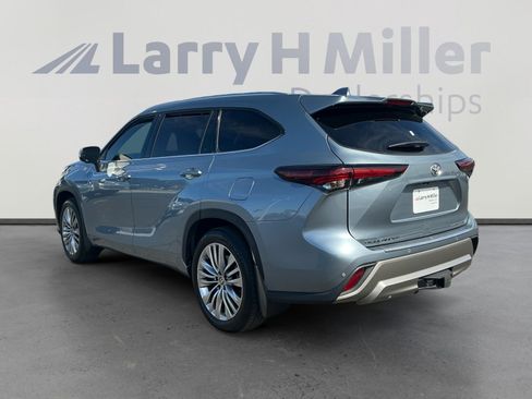 Used 2024 Toyota Highlander Platinum image 3