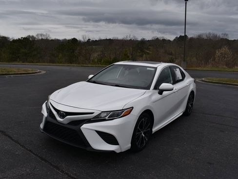 Used 2019 Toyota Camry SE image 3