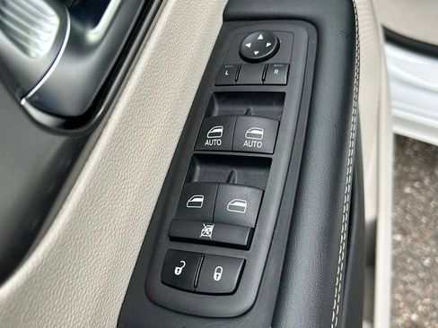 Used 2024 Chrysler Pacifica Limited FWD image 20