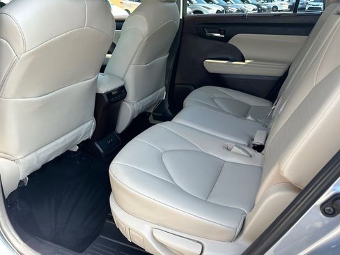 Used 2021 Toyota Highlander XLE image 20