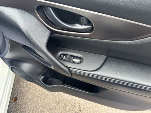 Used 2021 Nissan Rogue Sport S image 28