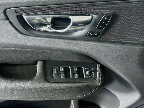Used 2020 Volvo XC60 T5 Momentum image 15