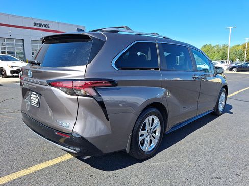 Used 2024 Toyota Sienna Platinum AWD/4WD image 6