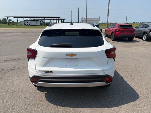 New 2026 Chevrolet Trax LT w/ Sunroof Package FWD image 5