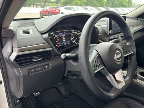Used 2025 Nissan Altima 2.5 SV FWD image 35