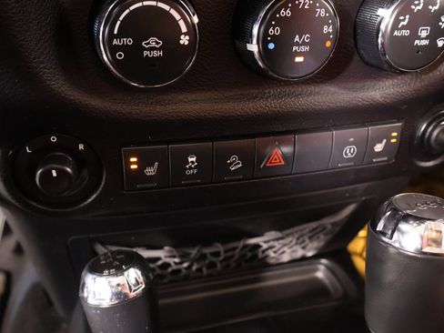Used 2013 Jeep Wrangler Unlimited Rubicon AWD/4WD image 7