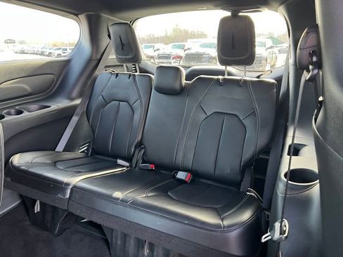 Used 2025 Chrysler Pacifica Select image 6