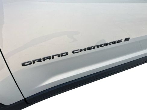 Used 2023 Jeep Grand Cherokee L Laredo AWD/4WD image 33