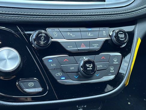New 2027 Chrysler Pacifica Select FWD image 21