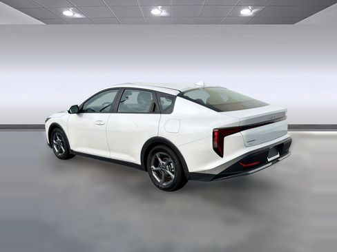 Used 2025 Kia K4 FWD image 3