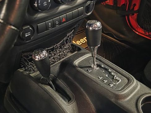 Used 2015 Jeep Wrangler Sport w/ Connectivity Group AWD/4WD image 8