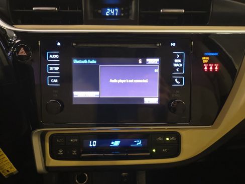 Used 2018 Toyota Corolla LE FWD image 14