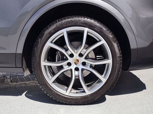 Certified 2023 Porsche Cayenne Platinum Edition AWD/4WD image 28