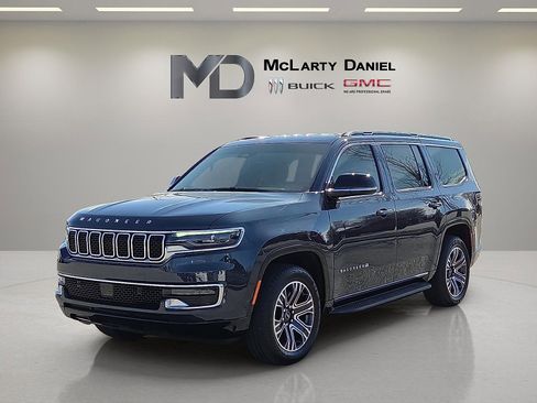 Used 2025 Jeep Wagoneer 4WD image 2