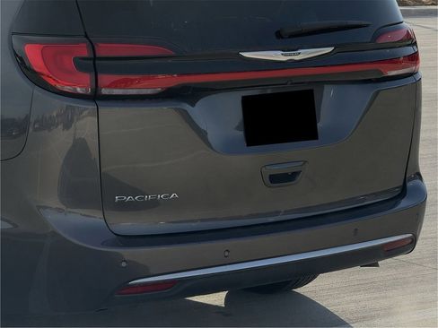 Used 2023 Chrysler Pacifica Touring-L image 6