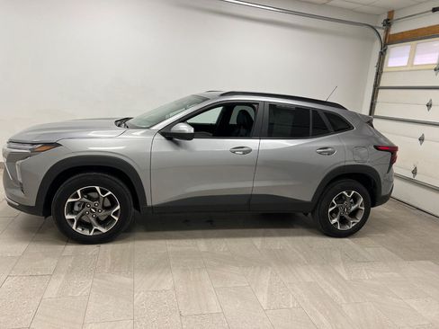 Used 2025 Chevrolet Trax LT FWD image 5