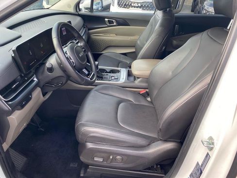 Certified 2025 Kia Carnival FWD image 10