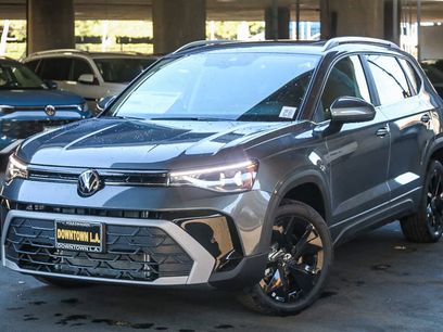 New 2025 Volkswagen Taos SE w/ Panoramic Sunroof Package