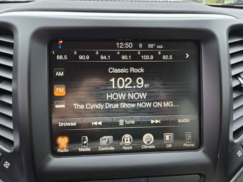 Used 2015 Jeep Cherokee Latitude w/ Cold Weather Group AWD/4WD image 20