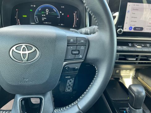 Used 2025 Toyota Camry image 21