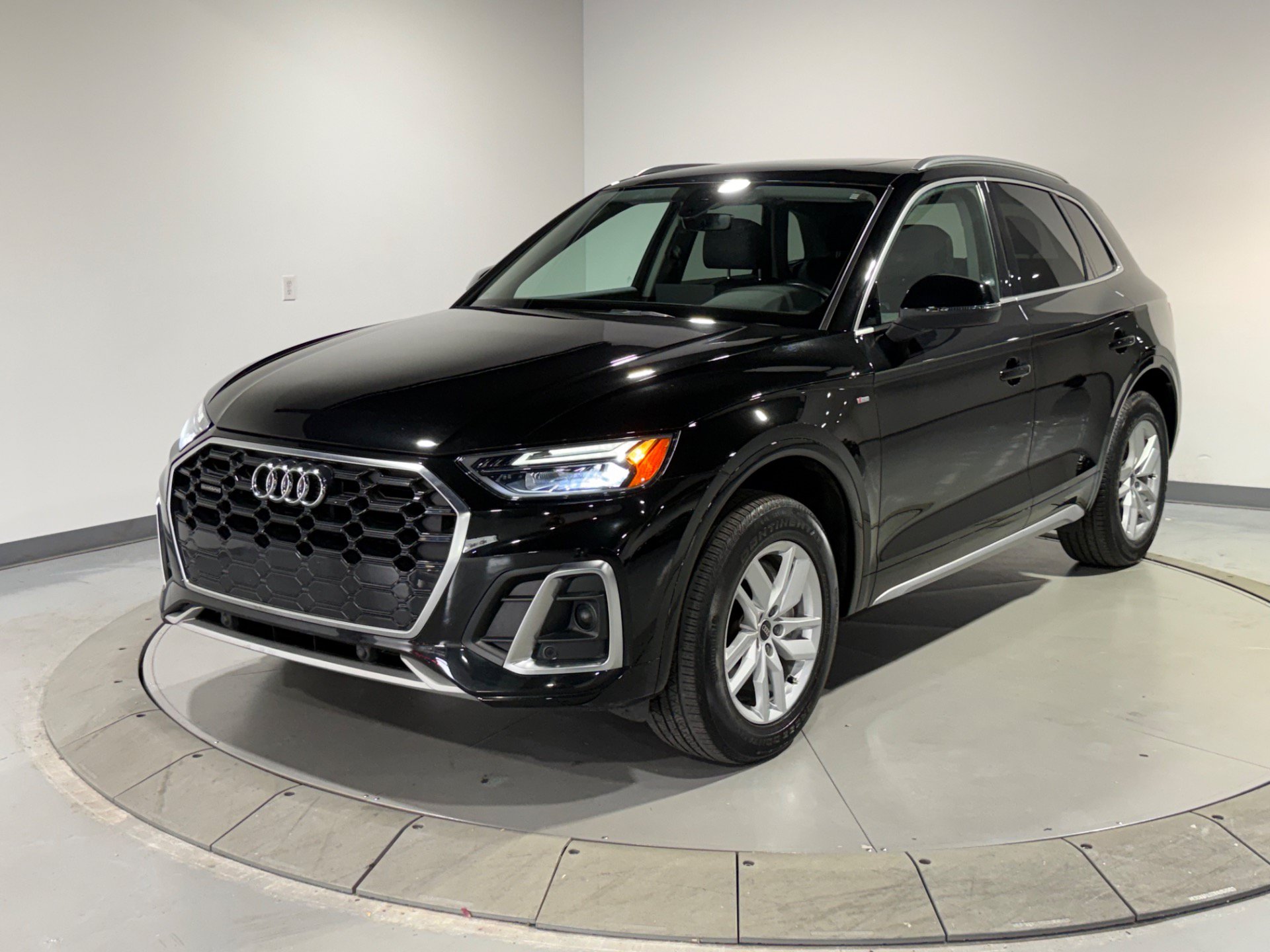 Used 2023 Audi Q5 2.0T Premium w/ Convenience Package AWD/4WD image 3