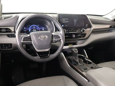Used 2024 Toyota Highlander Limited FWD image 2