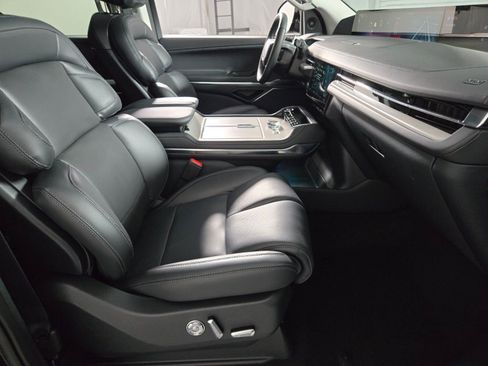 New 2026 Lincoln Navigator Premiere AWD/4WD image 19