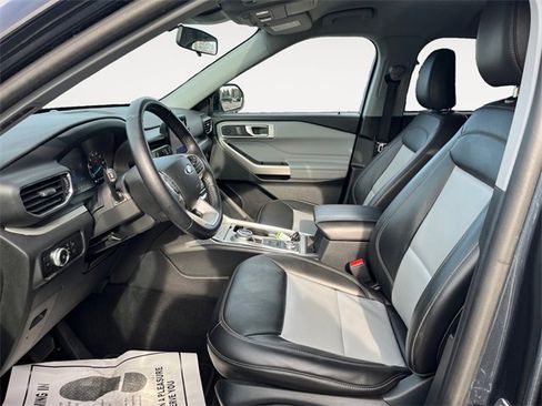 Used 2023 Ford Explorer XLT w/ Equipment Group 202A image 9