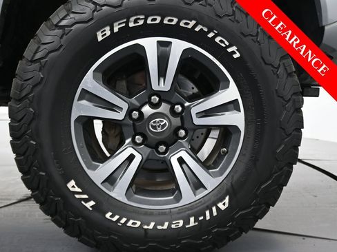 Used 2016 Toyota Tacoma TRD Sport image 11