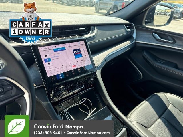 Used 2025 Jeep Grand Cherokee Limited w/ Luxury Tech Group II AWD/4WD image 9