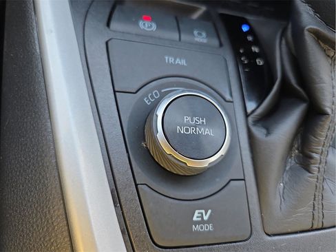 Certified 2025 Toyota RAV4 LE image 23