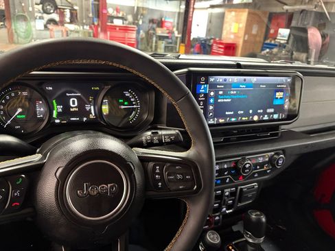 Used 2024 Jeep Wrangler Unlimited image 2