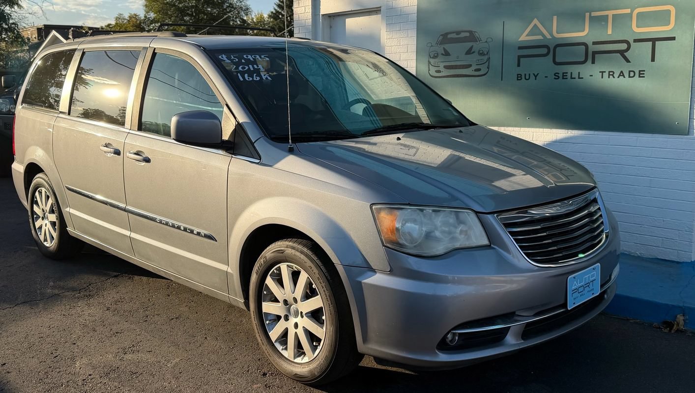 Used 2014 Chrysler Town & Country Touring FWD image 1