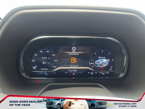 Used 2024 GMC Yukon SLT w/ SLT Luxury Package image 29