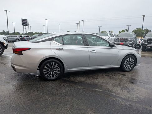 Used 2024 Nissan Altima 2.5 SV FWD image 5