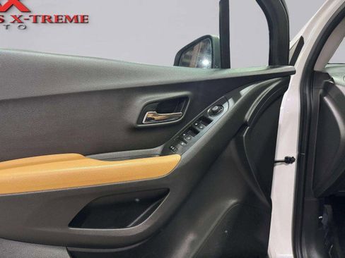 Used 2020 Chevrolet Trax LT w/ LT Convenience Package image 42